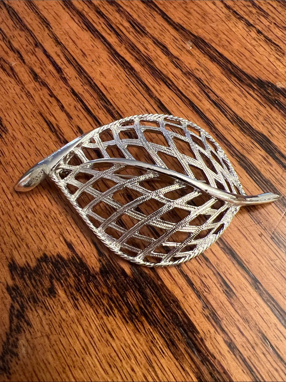 Vintage SARAH COVENTRY Silver Tone Openwork Lattice Leaf BROOCH Lapel Pin 3”